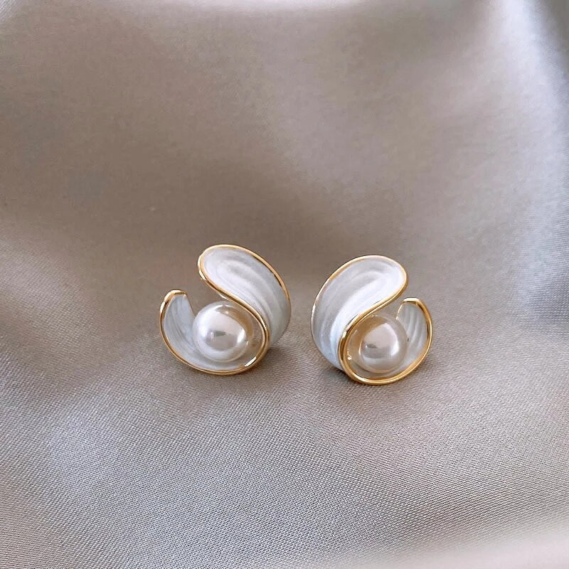 Boucles d'oreilles clous en perles et or classiques