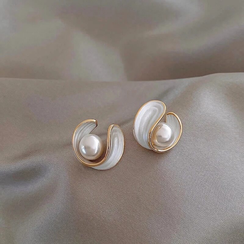 Boucles d'oreilles clous en perles et or classiques