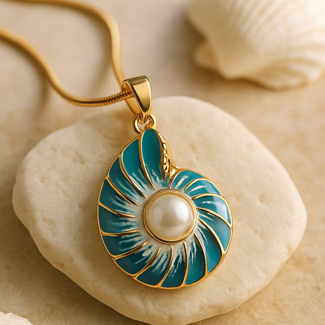 Collier en or avec coquillage et perles