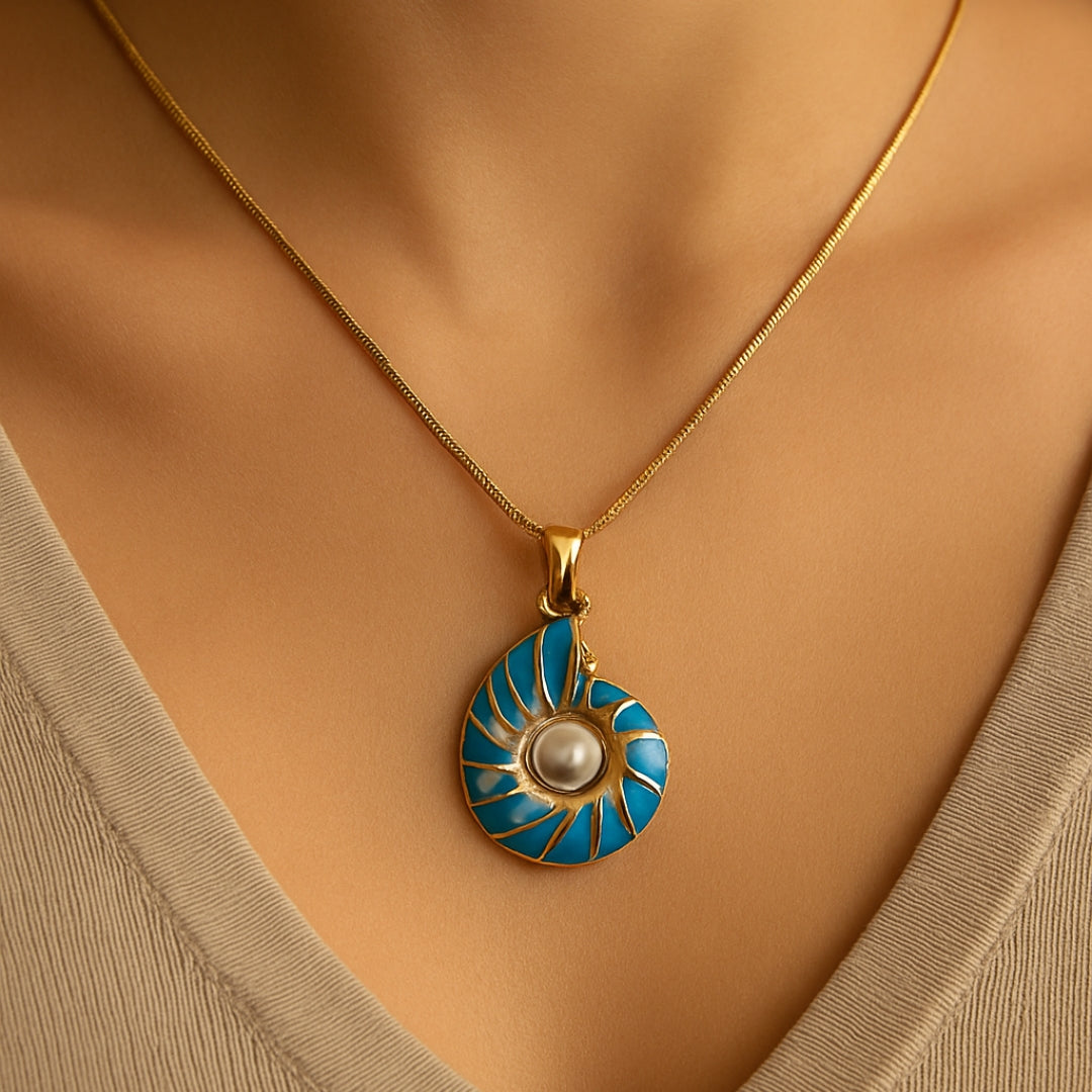 Collier en or avec coquillage et perles
