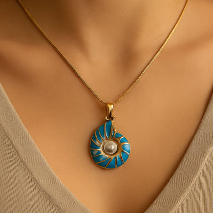 Collier en or avec coquillage et perles