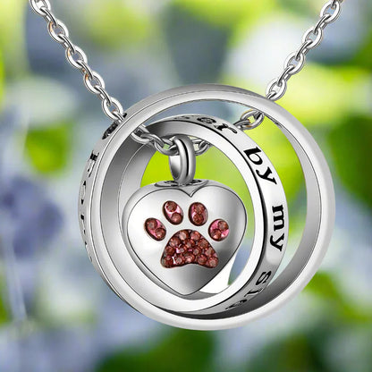 « Plus à mes côtés, mais pour toujours dans mon cœur » – Collier en acier inoxydable en forme de patte