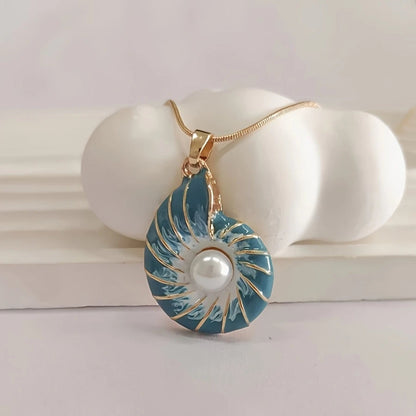 Collier en or avec coquillage et perles