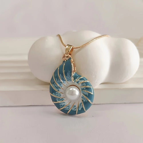 Collier en or avec coquillage et perles
