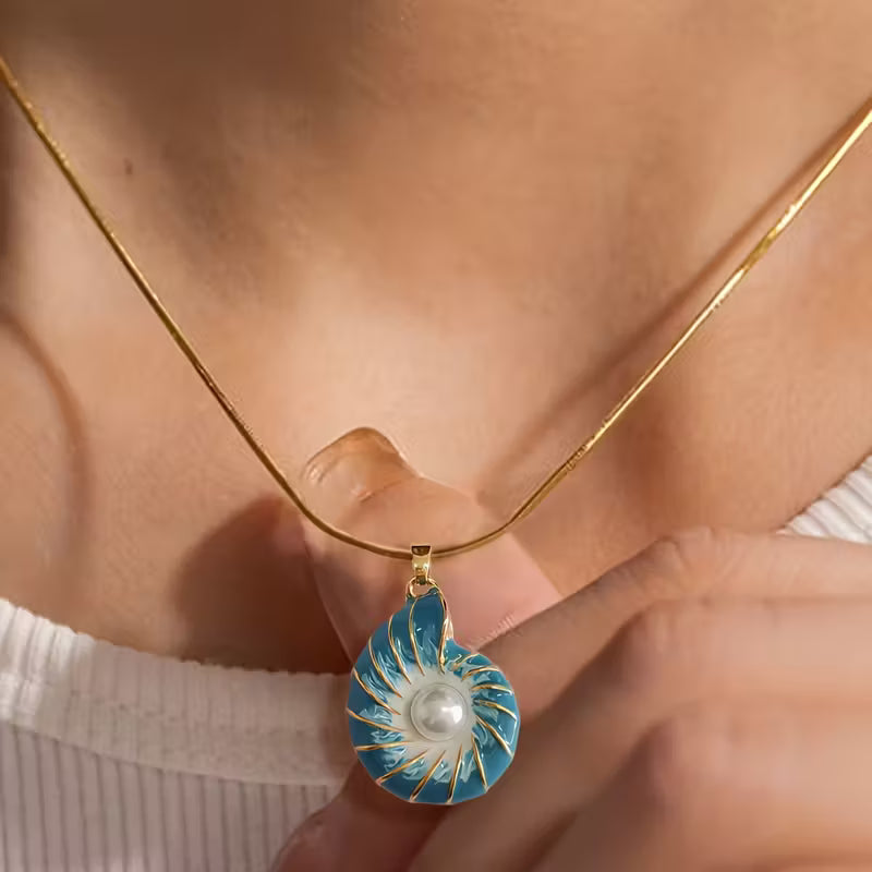Collier en or avec coquillage et perles